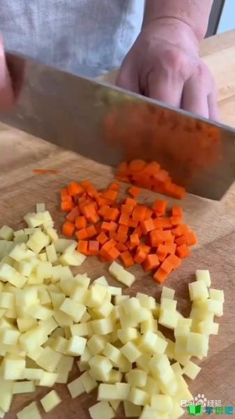 如何制作好吃的肉末炒蔬菜丁？