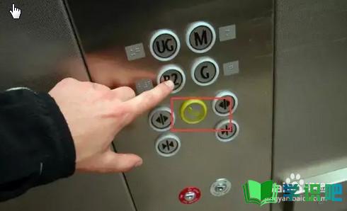 电梯坏了被困在里面怎么办？