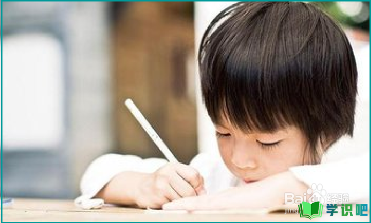 孩子写作业的时候总是趴在桌子上写作业怎么办？