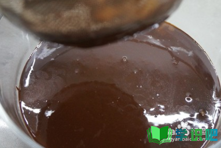 如何做出好吃的巧克力酱淋面栗子形蛋糕？ 第7张